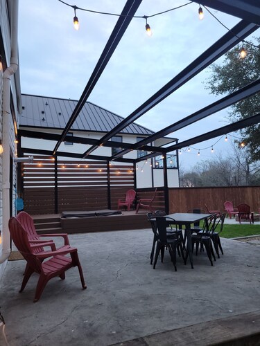 Simply Get-A-Waco - HOT TUB, Sleeps 10+, 5-minute walk to Silos & Downtown Waco!