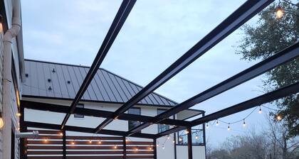Simply Get-A-Waco - HOT TUB, Sleeps 10+, 5-minute walk to Silos & Downtown Waco!