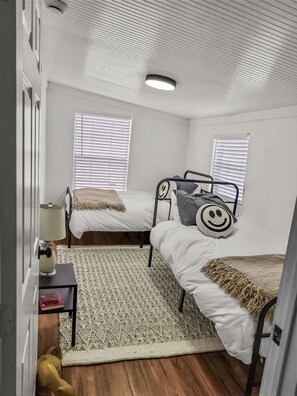 5 bedrooms, iron/ironing board, WiFi, bed sheets