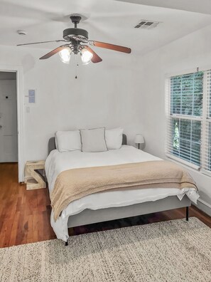 5 bedrooms, iron/ironing board, WiFi, bed sheets