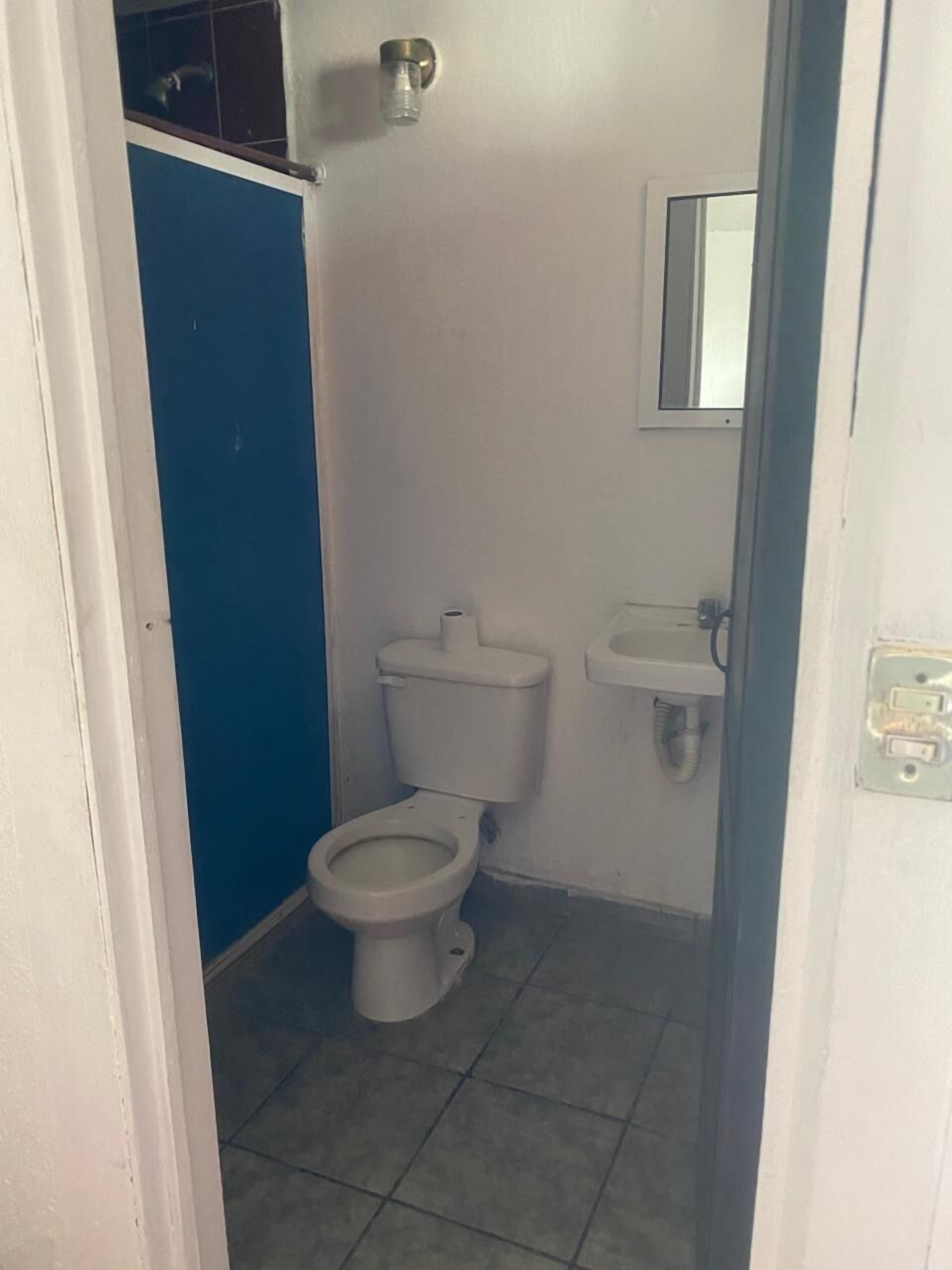 Regadera, regadera tipo lluvia, toallas, jabón 