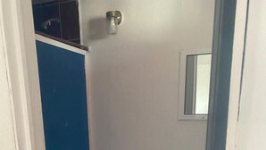 Doccia, soffione a pioggia, asciugamani, sapone