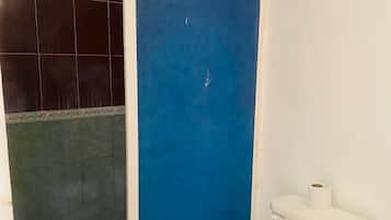 Basic Room | Bilik Mandi | Pancuran mandi, hulu semburan mandi hujan, tuala disediakan, sabun
