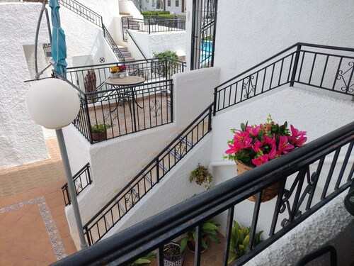 Cozy 2 bedroom apartment in a gated community with 2 pools close to the beach