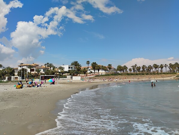 Beach nearby - Cozy 2 bedroom apartment in a gated community with 2 pools close to the beach (VC)