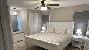 A bedroom with a bed, bedside tables, a ceiling fan, and a window with blinds. - Beautiful Home in Gallatin (Gallatin)