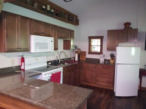 冷蔵庫、電子レンジ、オーブン、コンロ