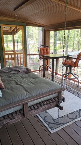 Creek side mtn cabin Near hiking, waterfalls, lakes& golf. Pets/ dogs 25lb less