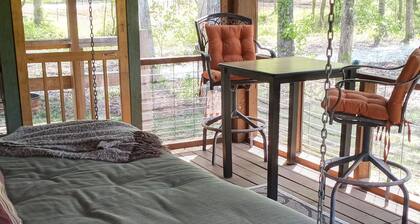 Creek side mtn cabin Near hiking, waterfalls, lakes& golf. Pets/ dogs 25lb less
