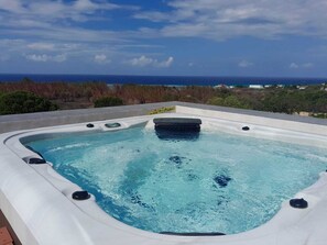 Bañera de hidromasaje al aire libre
