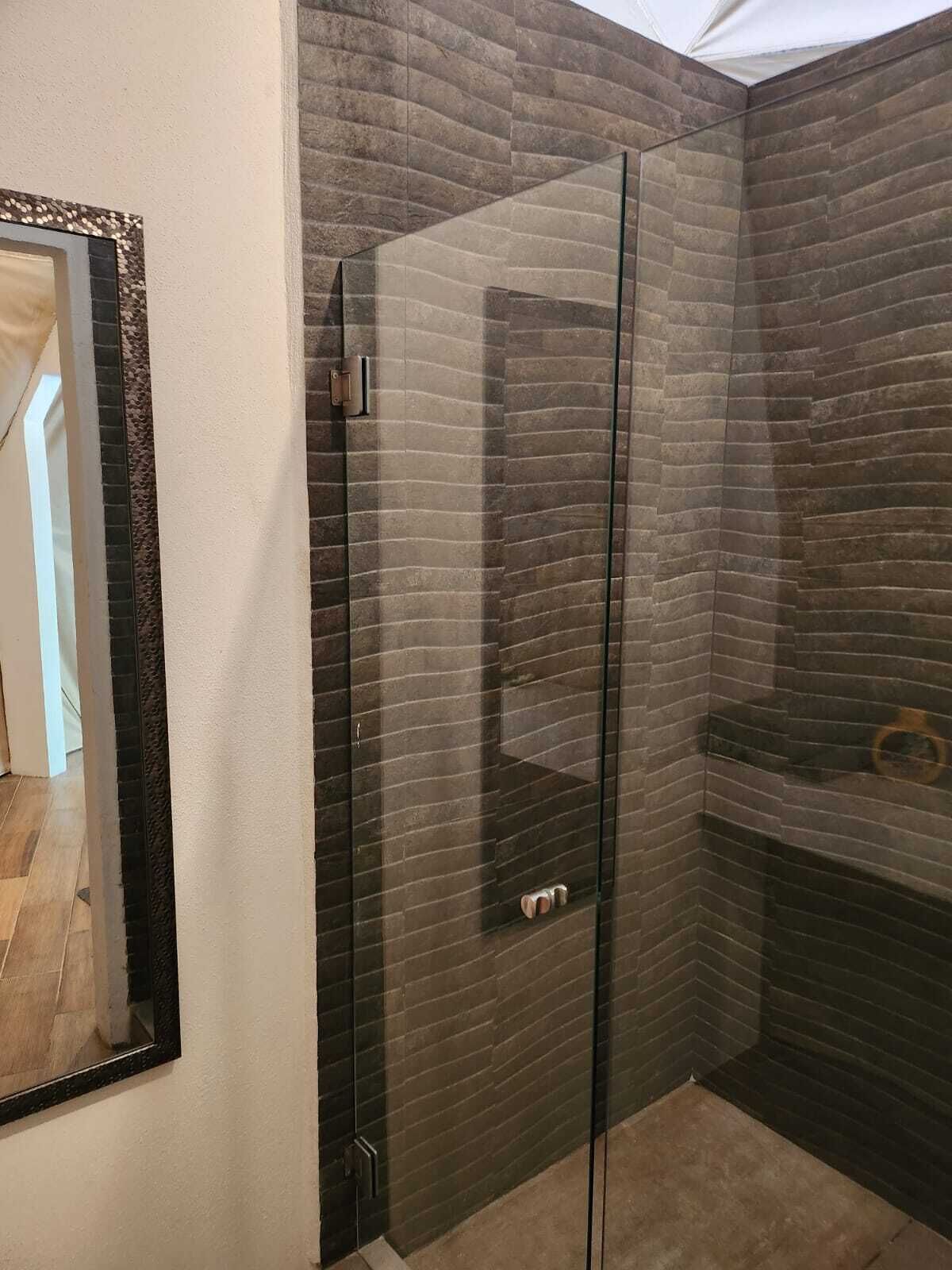 Ducha, secador de pelo, toallas, jabón