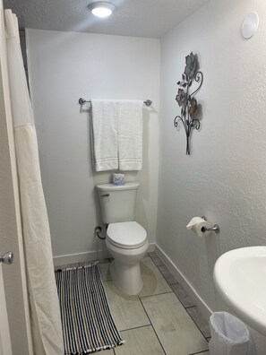 Room, 1 Queen Bed, Non Smoking, Private Bathroom | Bathroom