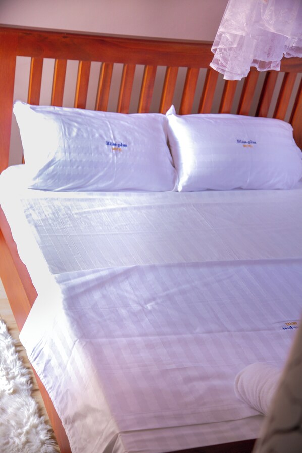 Habitación básica, vista al jardín | 1 habitación, ropa de cama de alta calidad y edredón 