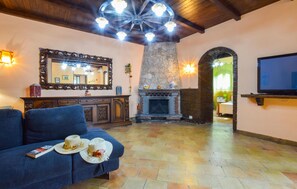 TV, fireplace - Cozy home in Gaggi with jacuzzi (Gaggi)