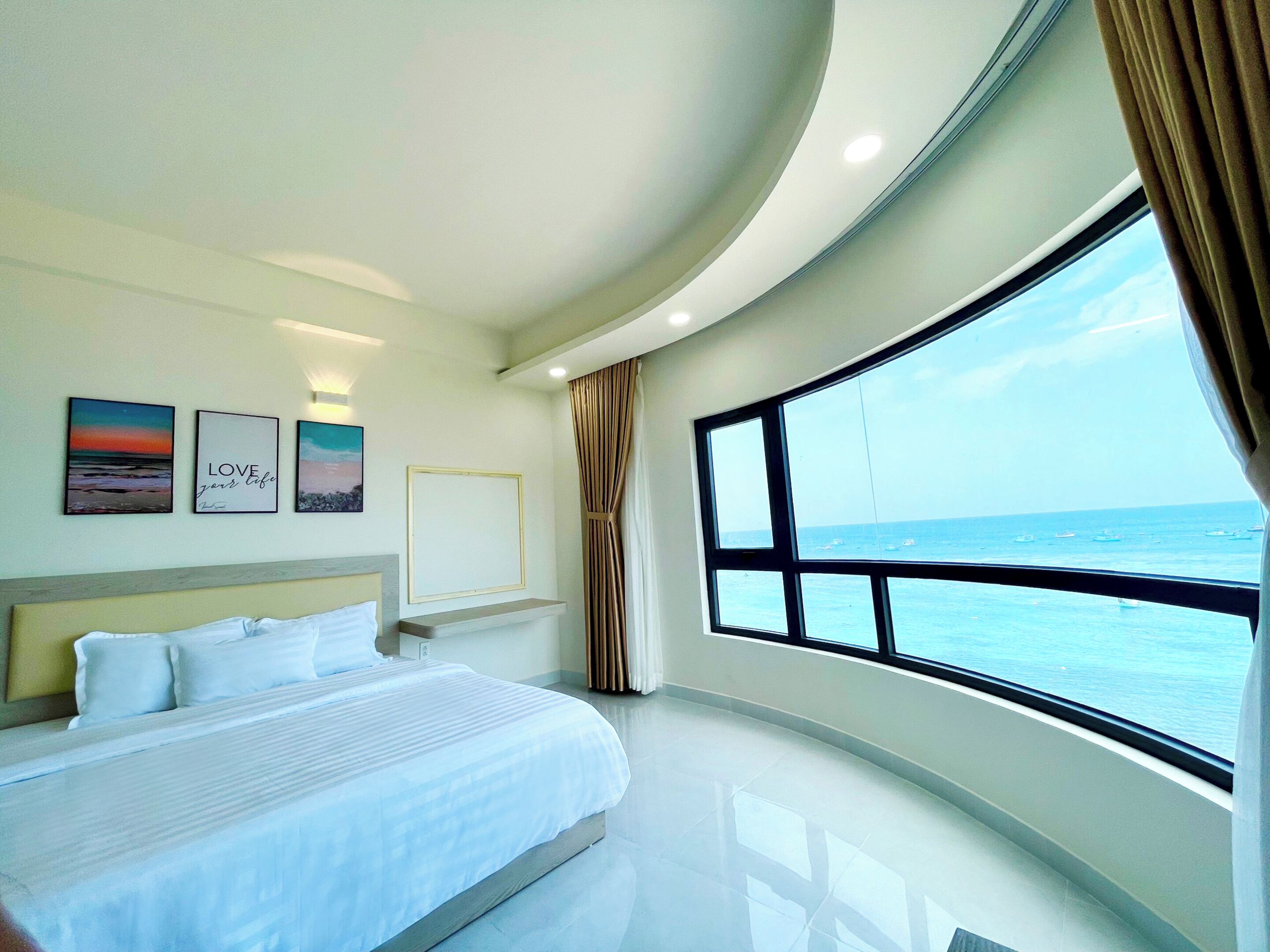 Deluxe Room, 1 King Bed, Non Smoking, Private Bathroom | Egyptian cotton sheets, premium bedding, down comforters