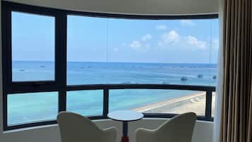Deluxe kamer, 1 kingsize bed, niet-roken, privébadkamer | Uitzicht op strand/zee