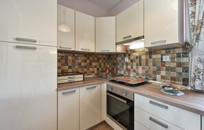 Kjøleskap, ovn, kokeplater og oppvaskmaskin