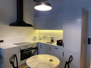 Mikrovågsugn, ugn, spishäll och diskmaskin