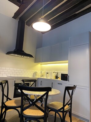 Mikrobølgeovn, ovn, kokeplater og oppvaskmaskin