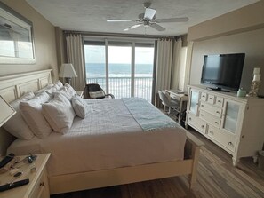 2 عدّة غرف نوم وخزنة داخل الغرفة ومكتب ومكواة/لوح كي