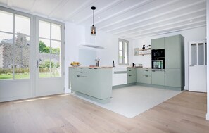 Kjøleskap, ovn og oppvaskmaskin