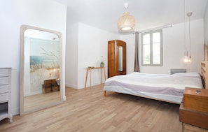 5 bedrooms, travel cot, free WiFi, bed sheets