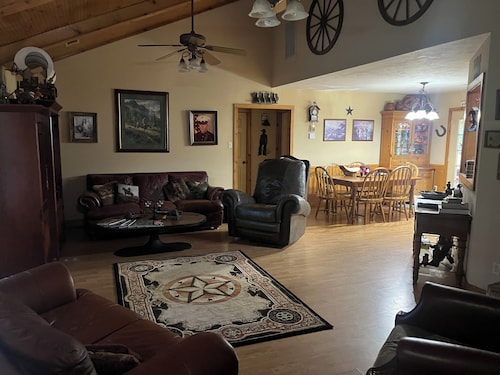 Rustic getaway on 3 acres - Only minutes from TEXS A&M University. 
