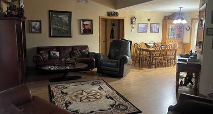 Rustic getaway on 3 acres - Only minutes from TEXS A&M University.