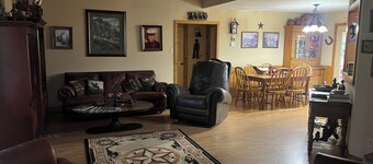 Rustic getaway on 3 acres - Only minutes from TEXS A&M University.