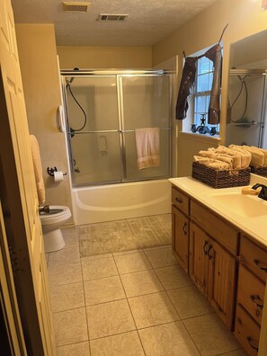 Hair dryer, towels, soap, shampoo - Rustic getaway on 3 acres - Only minutes from TEXS A&M University.  (Bryan)