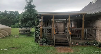 Rustic getaway on 3 acres - Only minutes from TEXS A&M University.
