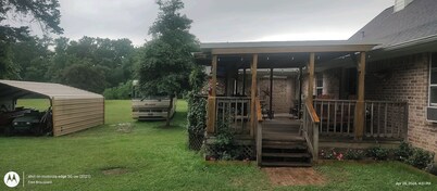 Rustic getaway on 3 acres - Only minutes from TEXS A&M University. 