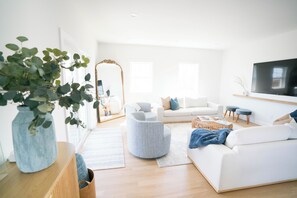 Smart TV - House of Blues || 8BD/4BA (Narragansett)