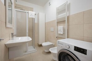 Ducha, secador de pelo, bidé y toallas
