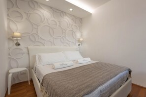 1 dormitorio, tabla de planchar con plancha, wifi y ropa de cama