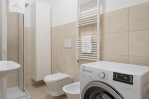 Douche, sèche-cheveux, bidet, serviettes fournies