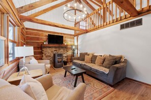 2 bedrooms - Cabin in the Trees, Hot Tub, Fire Pit (Rockbridge)