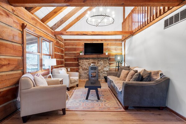 Exterior - Cabin in the Trees, Hot Tub, Fire Pit (Rockbridge)