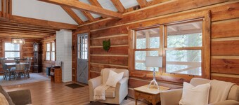 Cabin in the Trees, Hot Tub, Fire Pit