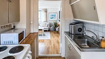 Fridge, oven, stovetop, coffee/tea maker