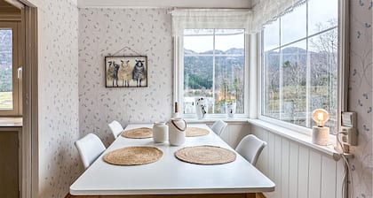 3 bedroom stunning home in Vikebygd