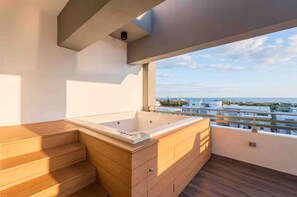 Tina de hidromasaje al aire libre