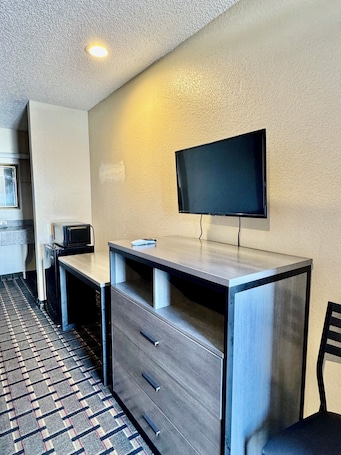 Free WiFi, bed sheets. Seagoville Inn
