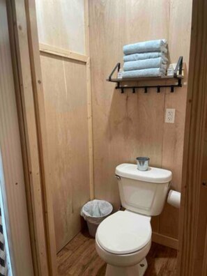 Regadera, secadora de cabello, toallas, jabón 