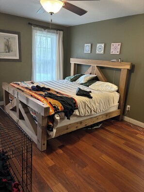 5 bedrooms, iron/ironing board, WiFi, bed sheets - 10 minutes from Lambeau field! Sleeps 10. Cozi country living yet close to GB! (Seymour)