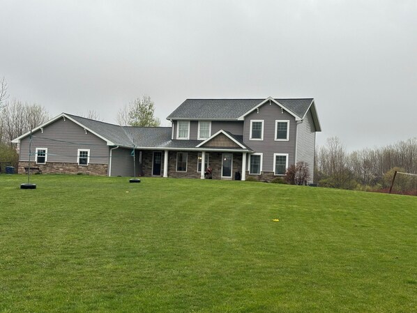 Exterior - 10 minutes from Lambeau field! Sleeps 10. Cozi country living yet close to GB! (Seymour)