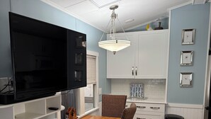 Dining - Lakefront Views & Serene Sarasota Moments-Optional Golf Cart and Dog Fencing! (Sarasota)