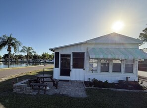 Outdoor dining - Serene Lakefront Views & Sarasota Breezes-Optional Golf Cart for Exploring (Sarasota)