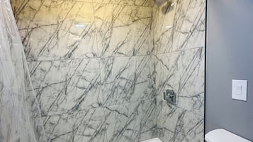 Douche, douche à « effet pluie », articles de toilette gratuits