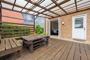 Outdoor dining - Charming 3-Bedroom Home minutes away from Etihad Stadium and Co-op Live Arena. (Manchester)